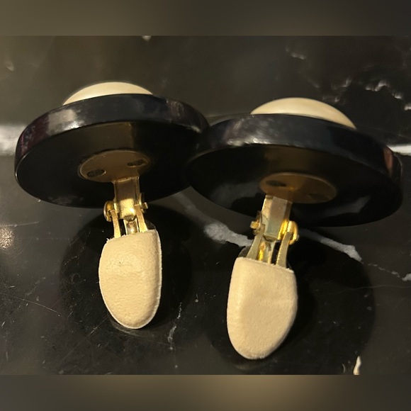 #(4). VINTAGE CLIP ON FAUX PEARL WITH SILVER CHAIN & BLACK BORDER EARRINGS - Picture 3 of 4